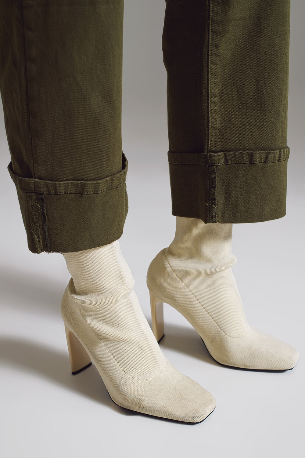 Pantalones ajustados con dobladillo corto en color verde oscuro Q2
