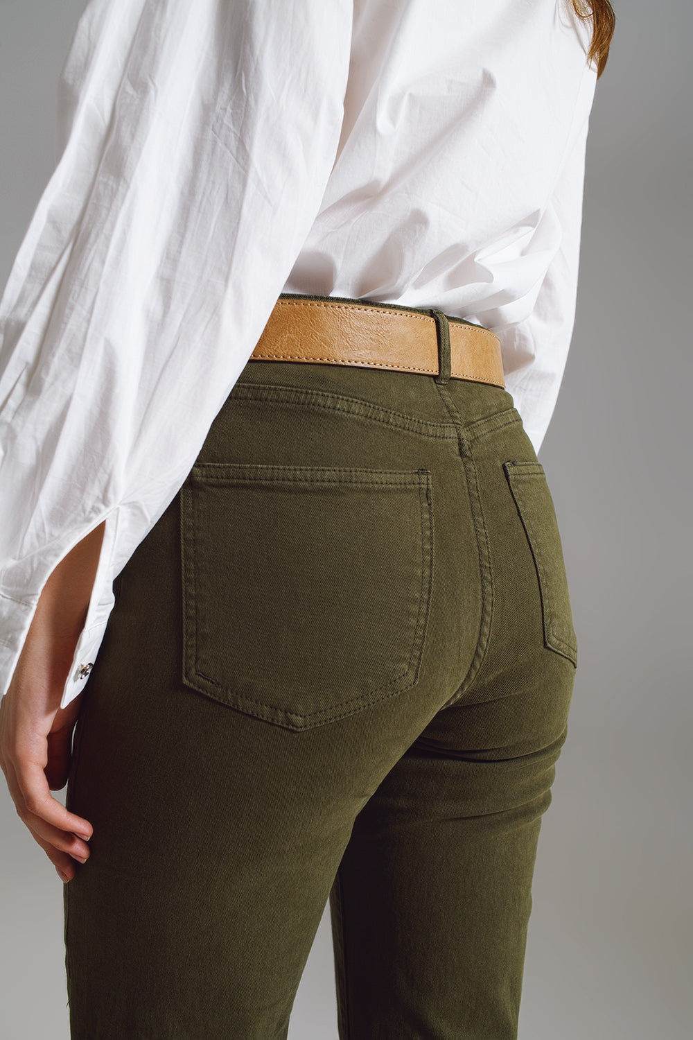 Pantalones ajustados con dobladillo corto en color verde oscuro Q2