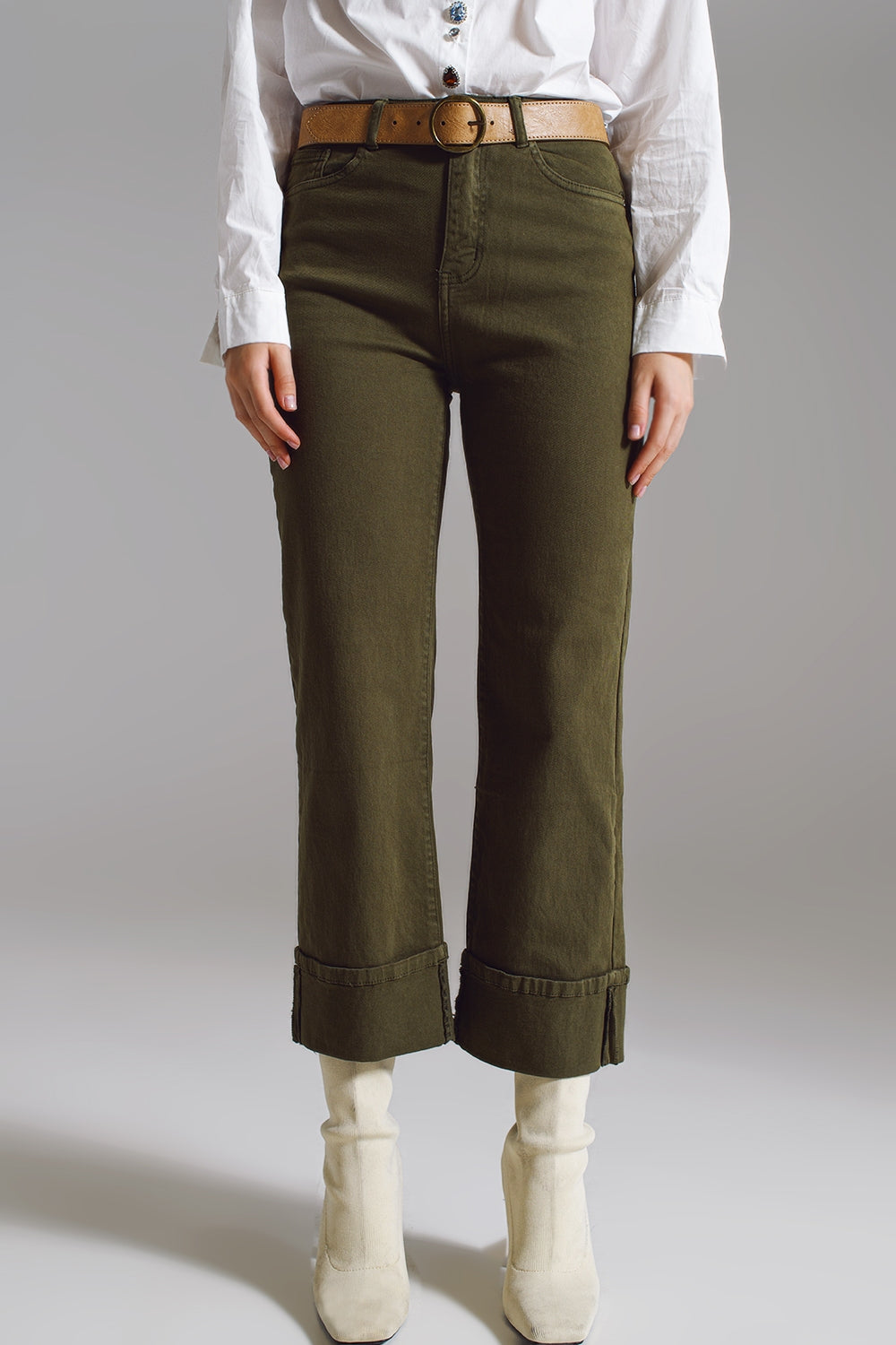 Q2 Pantalones ajustados con dobladillo corto en color verde oscuro