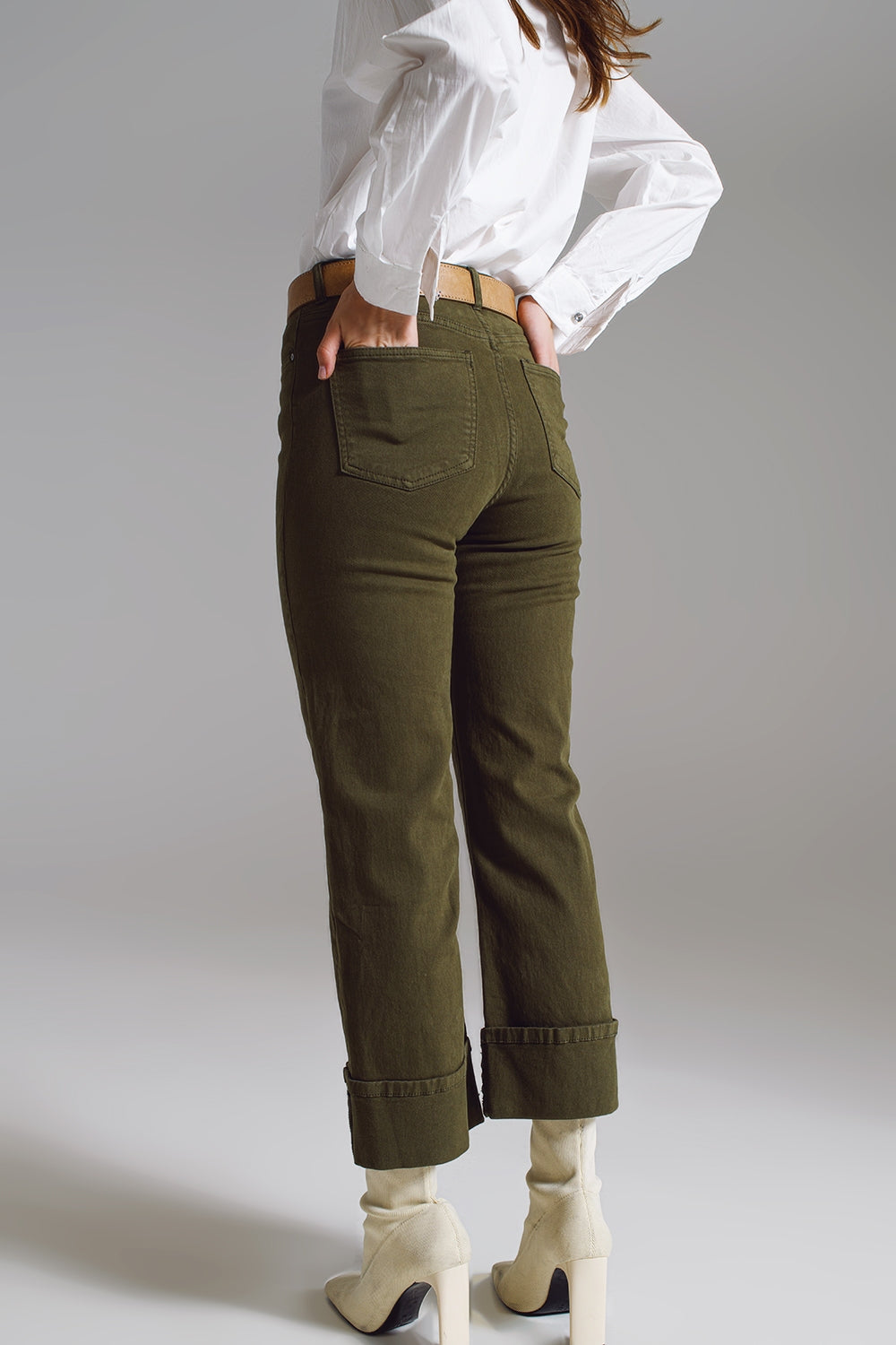 Pantalones ajustados con dobladillo corto en color verde oscuro Q2