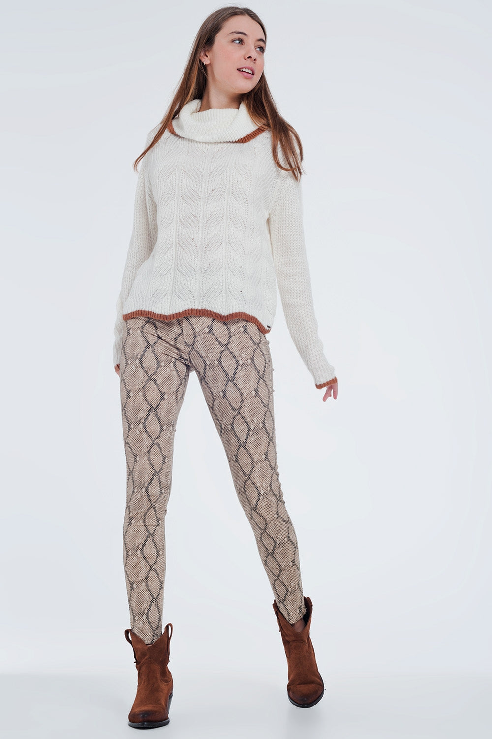 Pantalones ajustados con estampado de serpiente en camel Q2