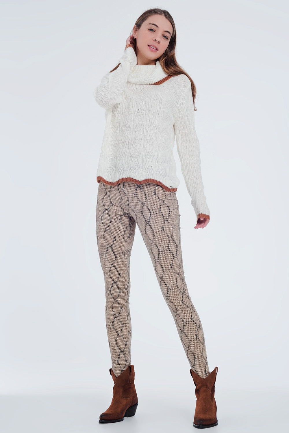 Pantalones ajustados con estampado de serpiente en camel Q2