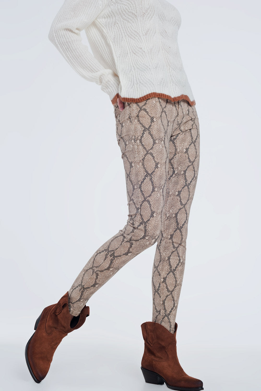 Q2 Pantalones ajustados con estampado de serpiente en camel