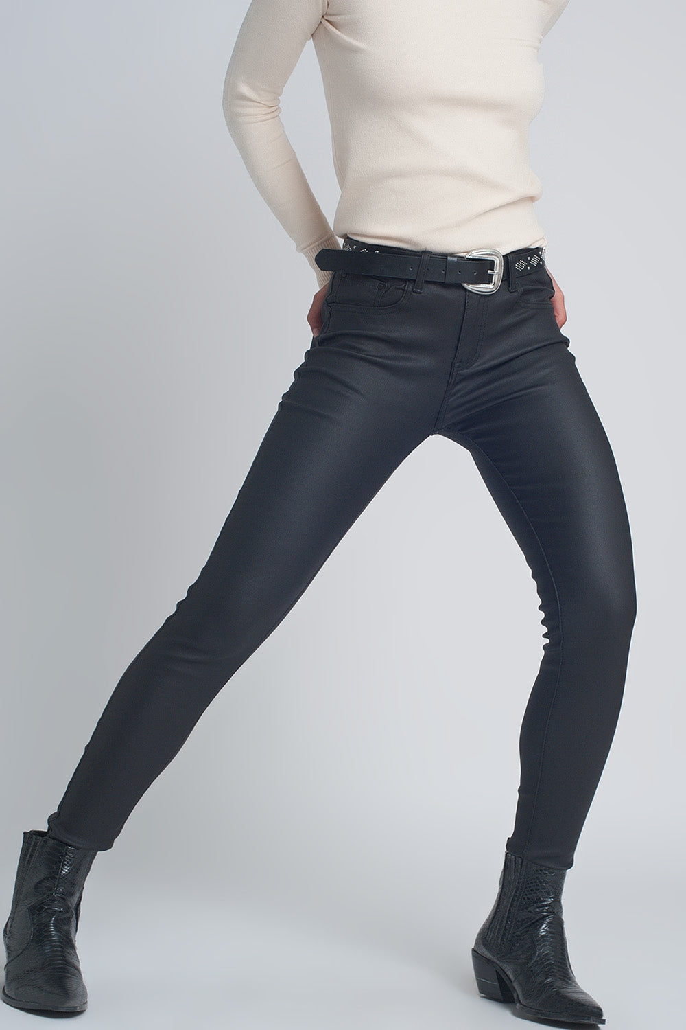 Pantalones ajustados de efecto cuero en color negro Q2