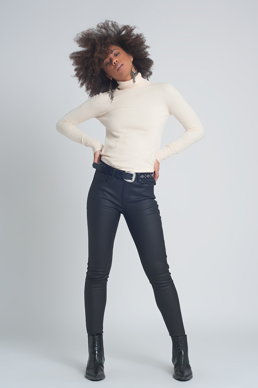 Pantalones ajustados de efecto cuero en color negro Q2