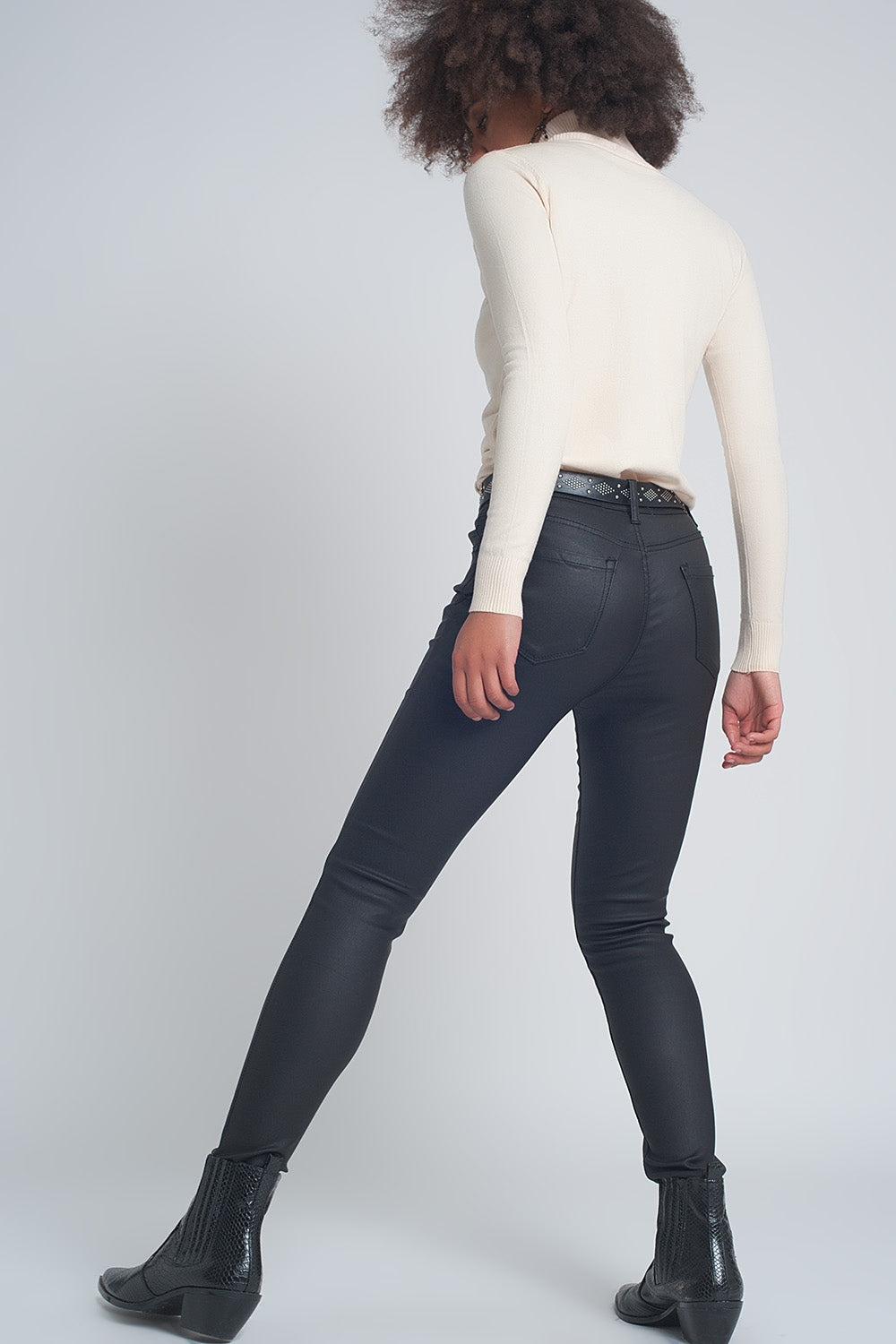 Pantalones ajustados de efecto cuero en color negro Q2