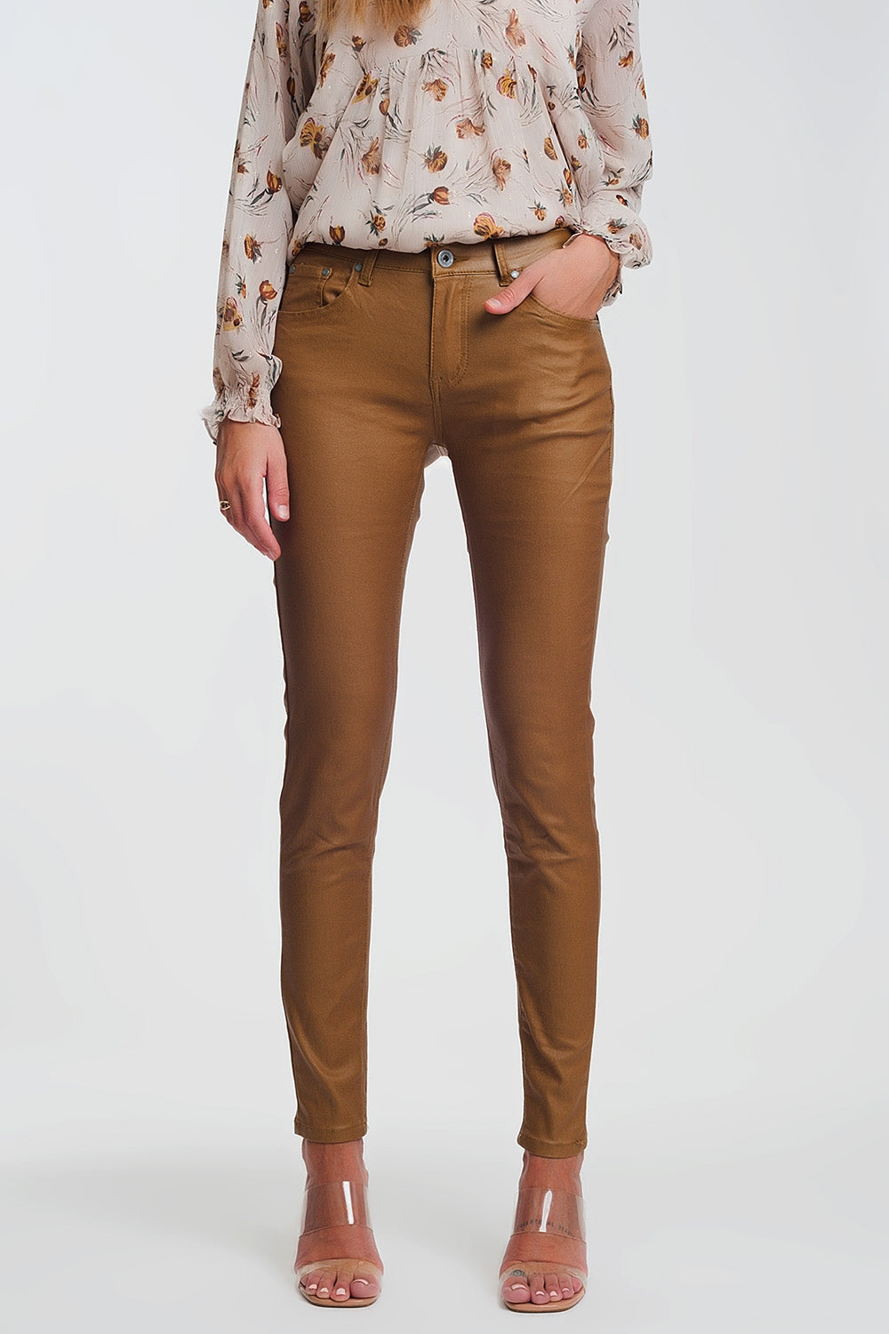 Q2 Pantalones ajustados de talle alto en camel