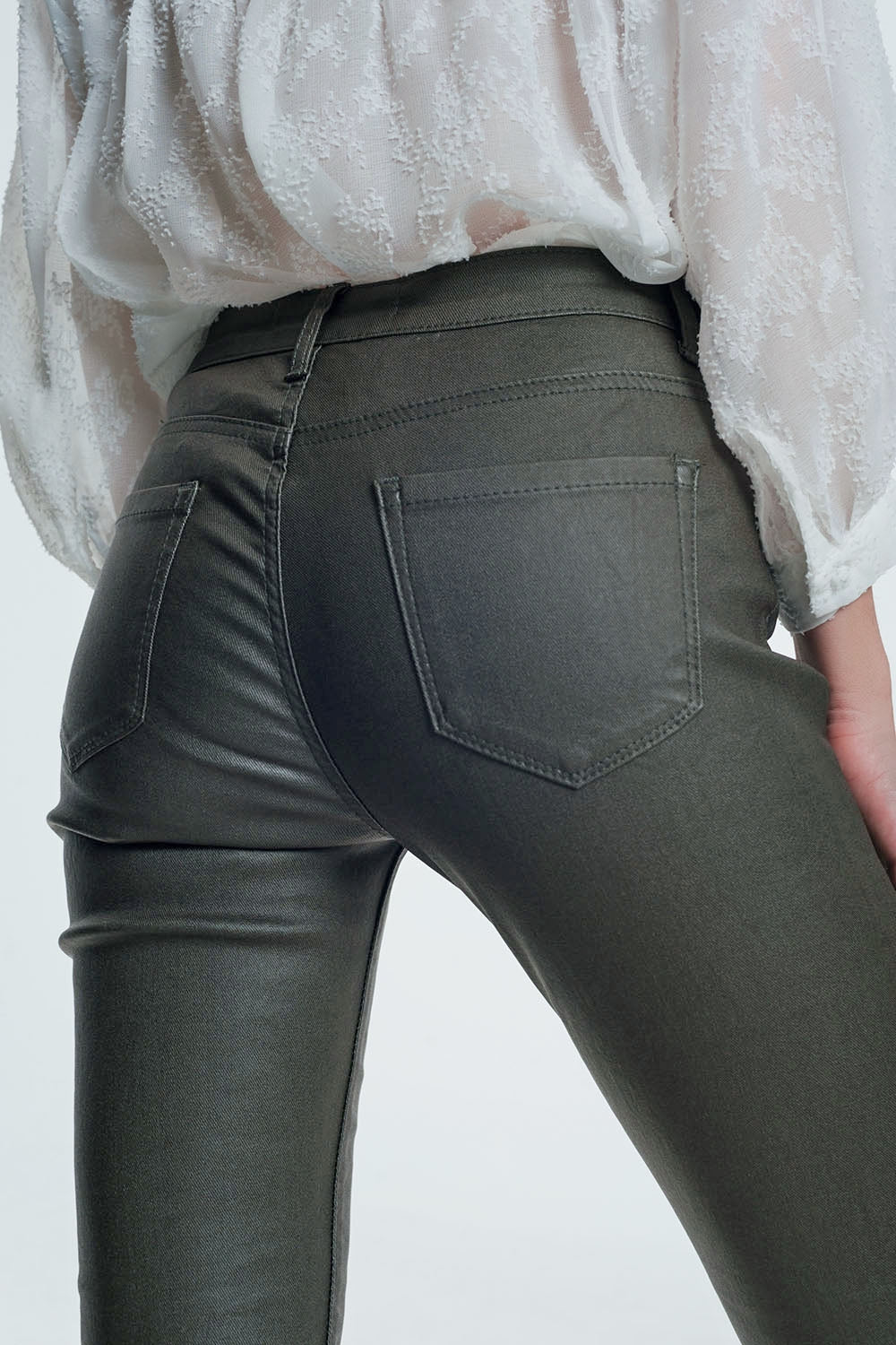 Pantalones ajustados de talle alto en caqui Q2