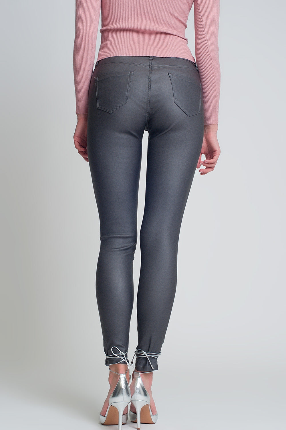Pantalones ajustados de talle alto en gris Q2