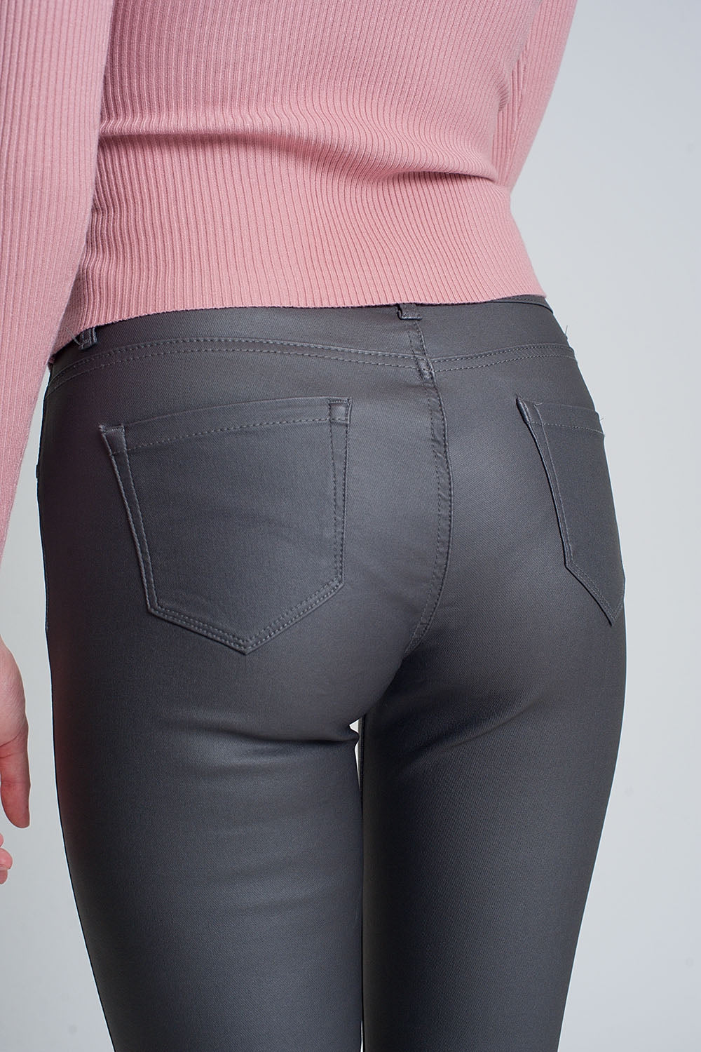 Pantalones ajustados de talle alto en gris Q2