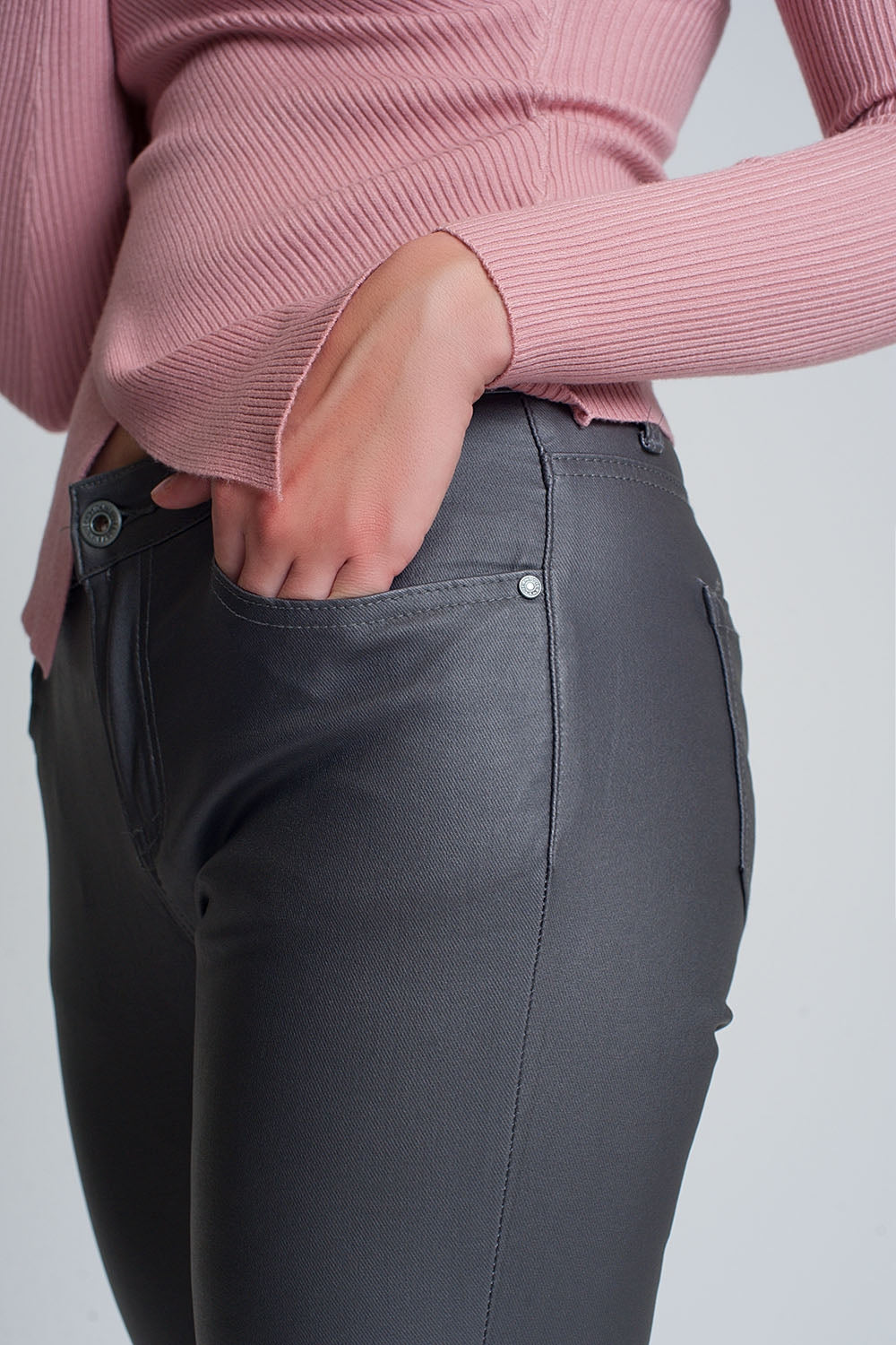 Pantalones ajustados de talle alto en gris Q2