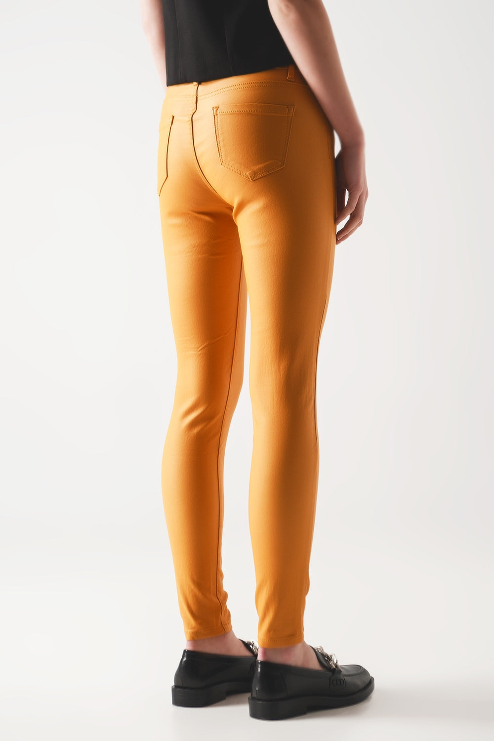 Pantalones ajustados de talle alto en naranja Q2