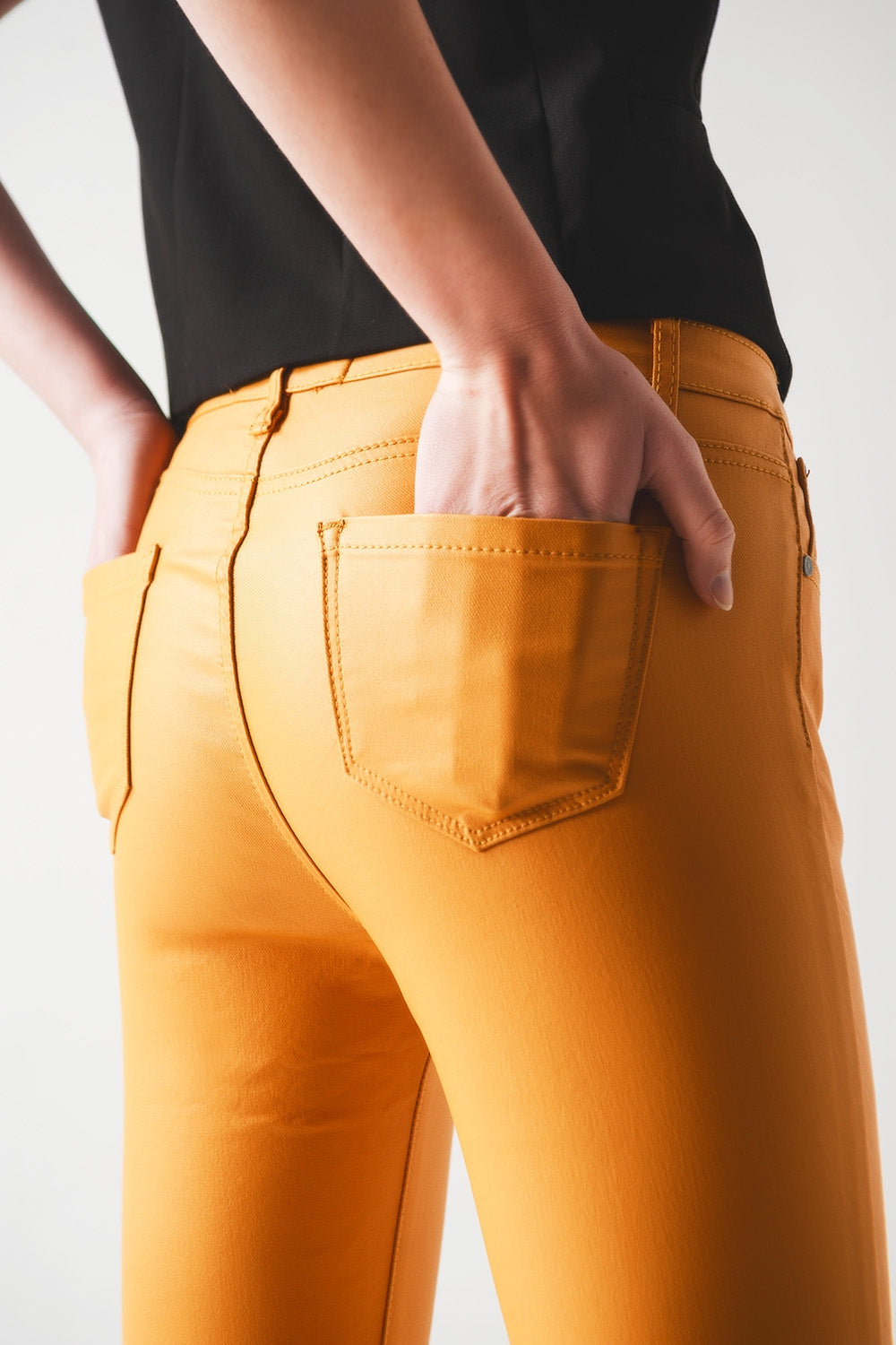 Pantalones ajustados de talle alto en naranja Q2