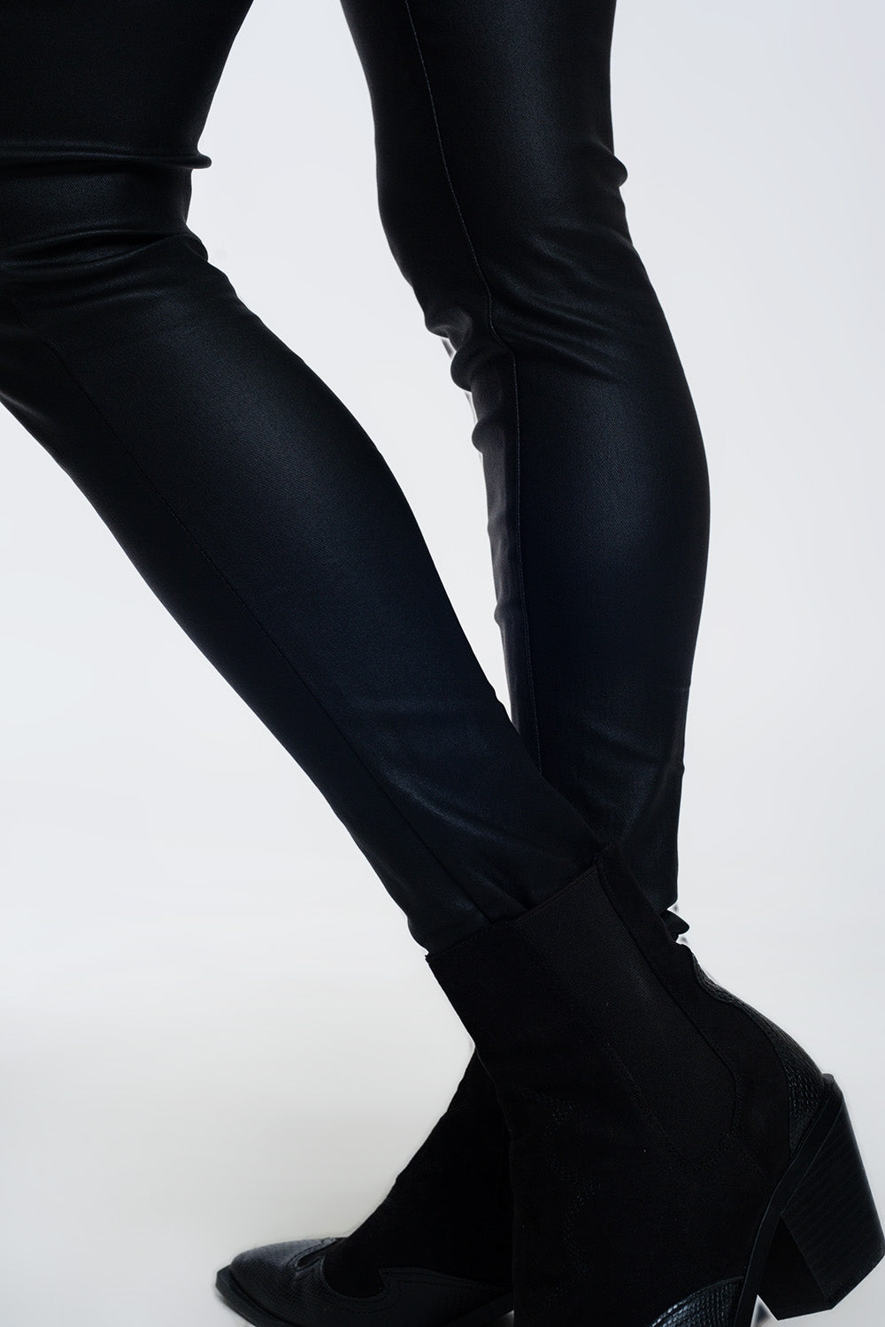 Pantalones ajustados de talle alto en negro Q2