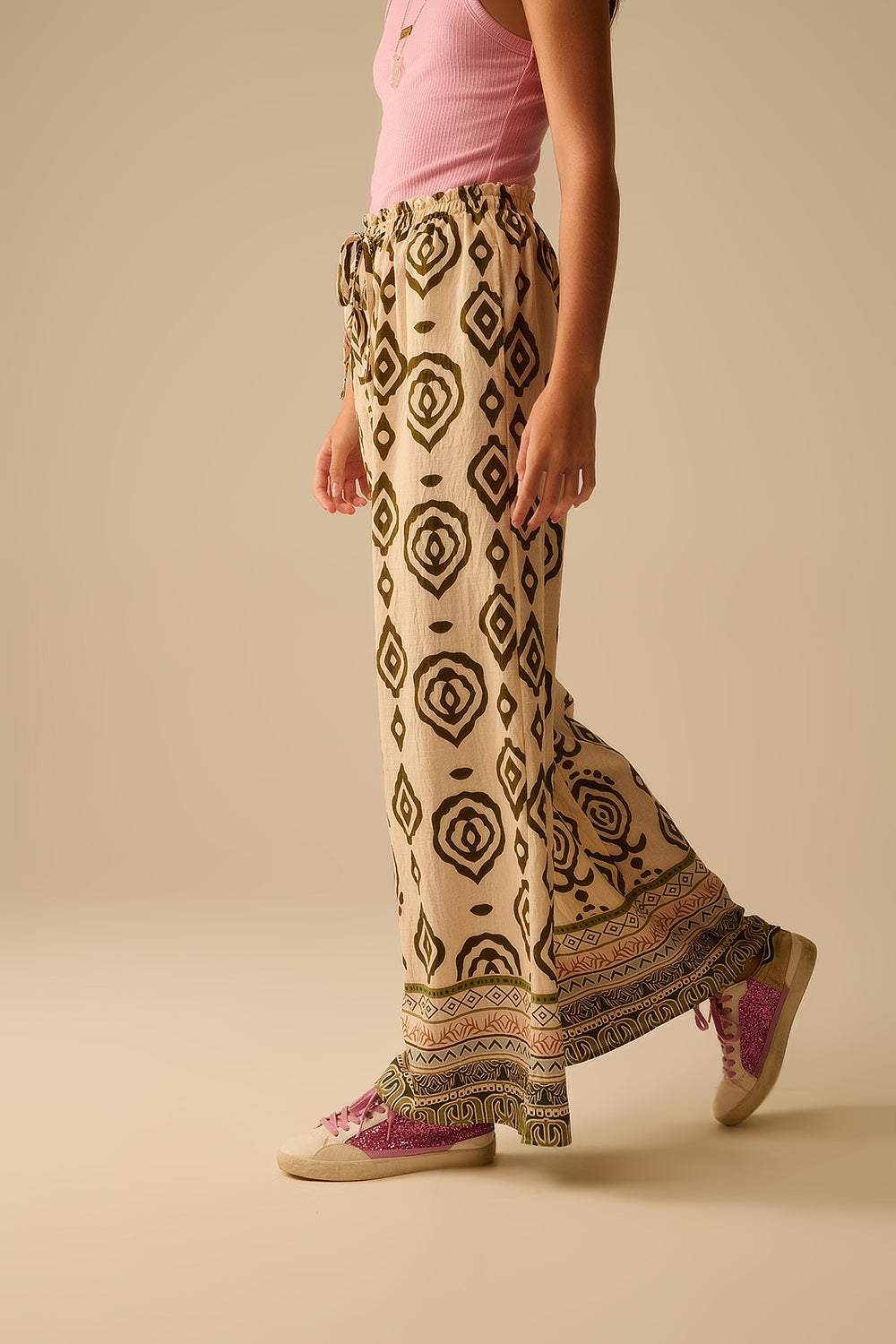 Pantalones anchos caqui con estampado boho Q2