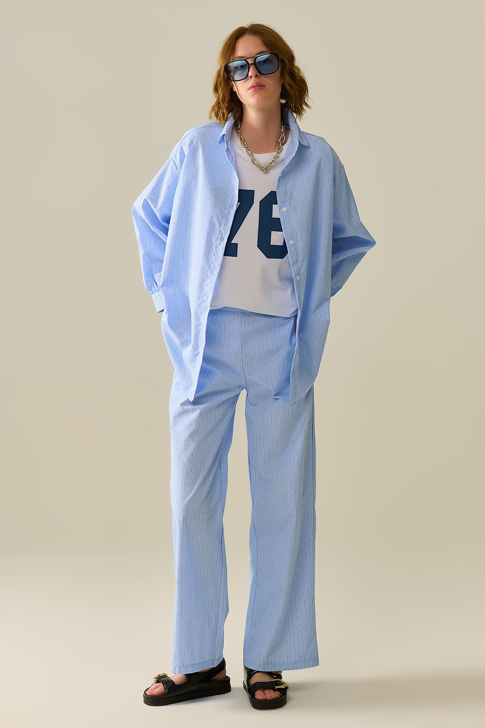 Pantalones anchos de rayas azules con adorno de strass Q2