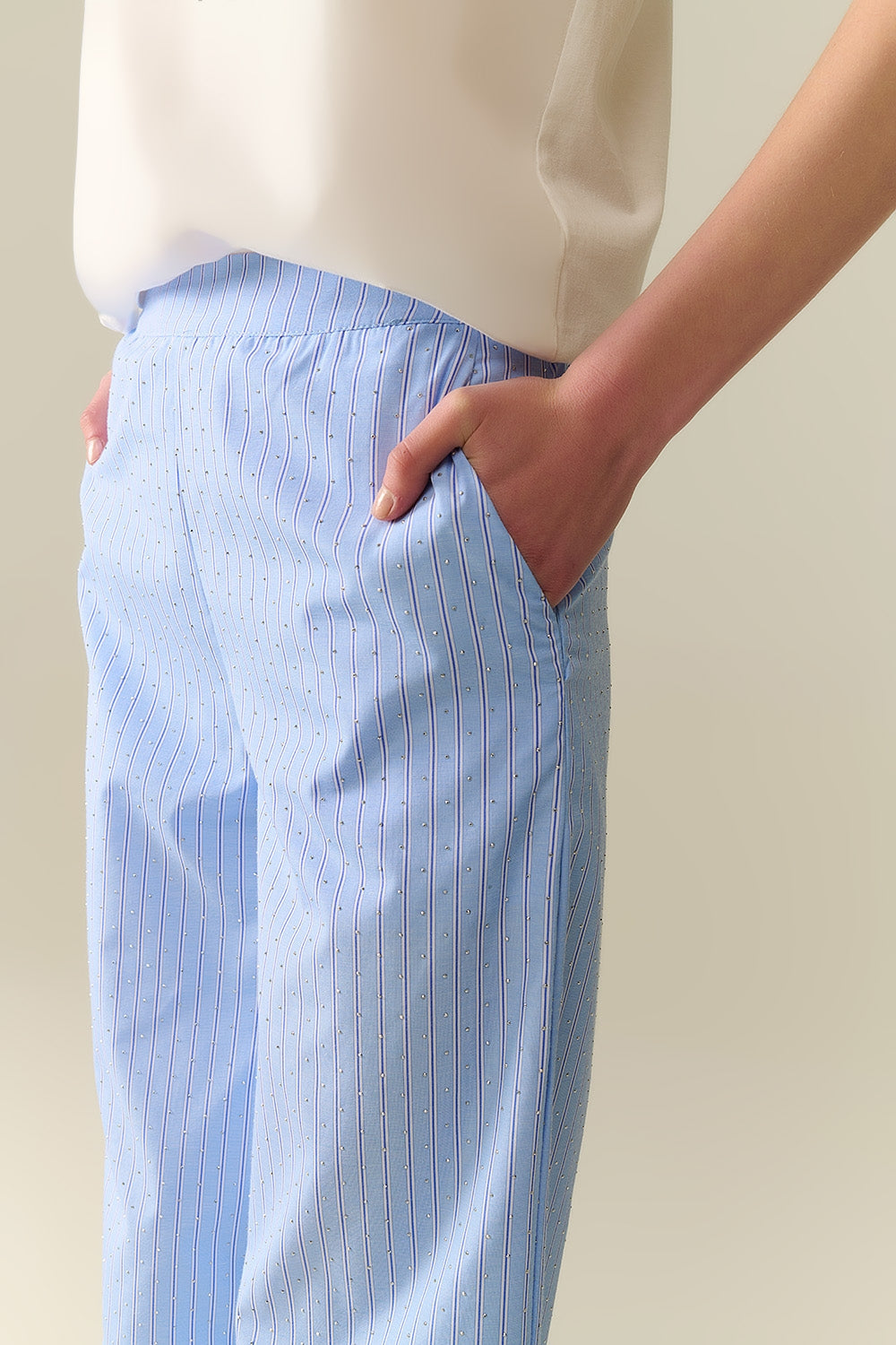 Pantalones anchos de rayas azules con adorno de strass Q2