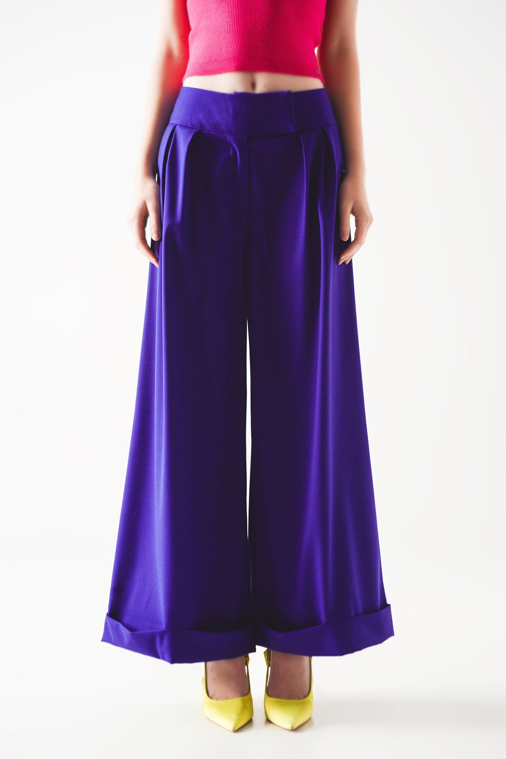 Pantalones anchos plisados de color morado Q2