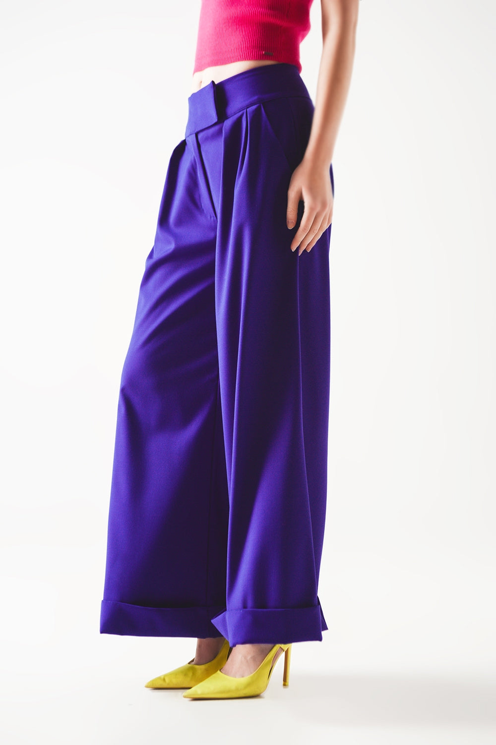 Pantalones anchos plisados de color morado Q2