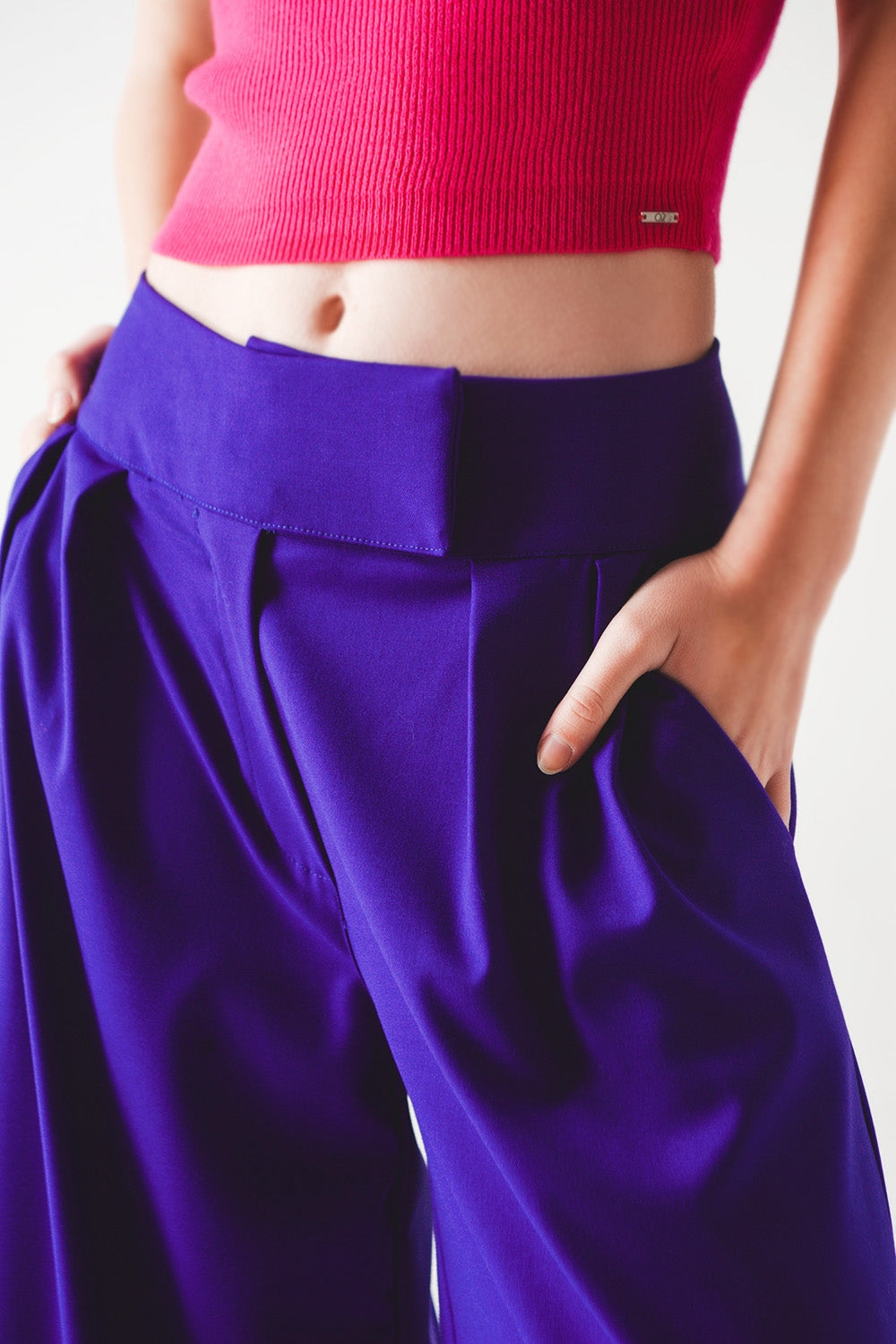 Pantalones anchos plisados de color morado Q2