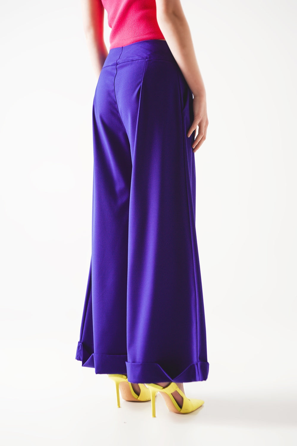 Pantalones anchos plisados de color morado Q2