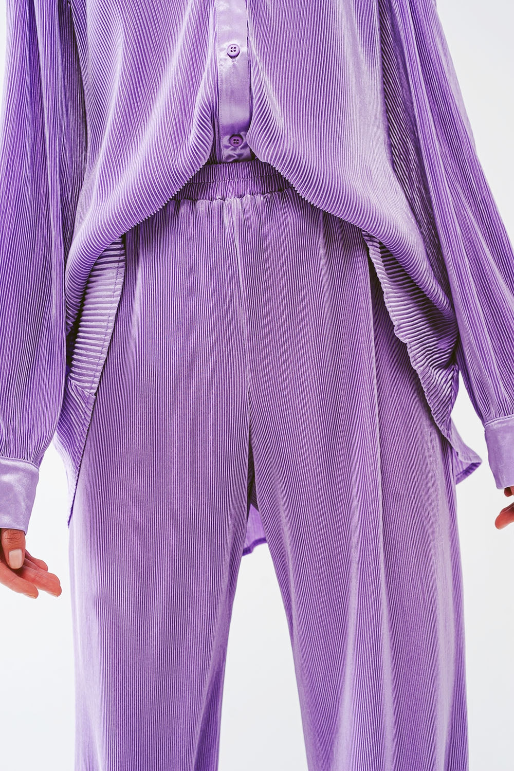 Pantalones anchos plisados de satén en lila Q2