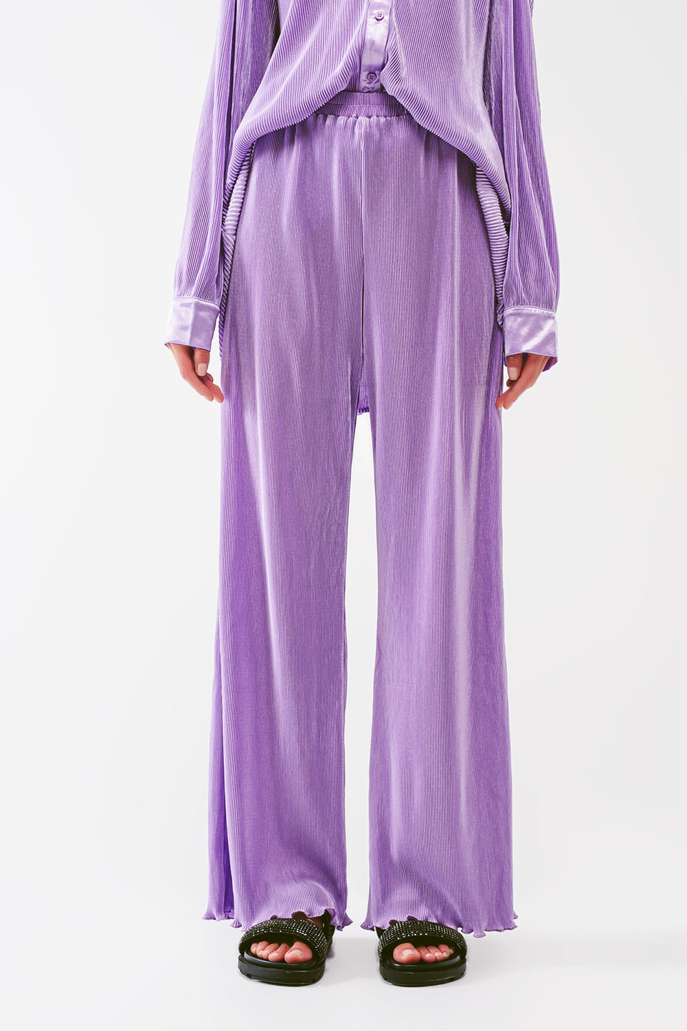 Q2 Pantalones anchos plisados de satén en lila