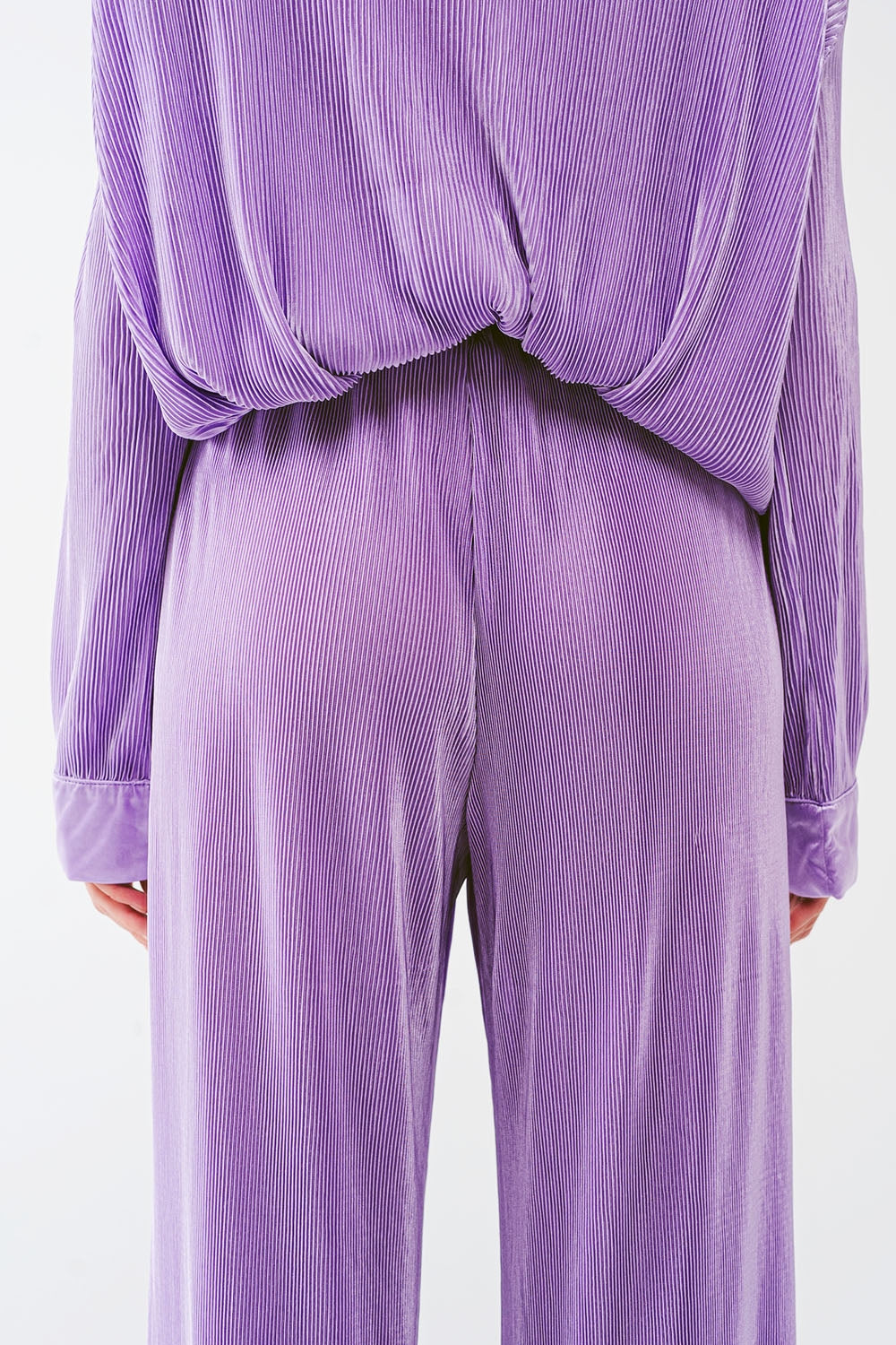 Pantalones anchos plisados de satén en lila Q2