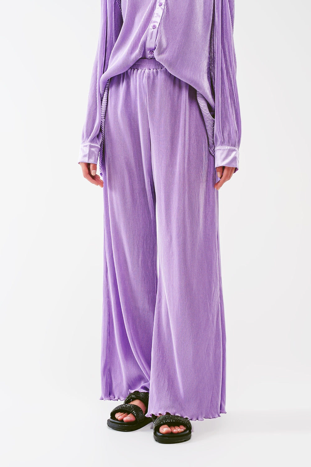 Pantalones anchos plisados de satén en lila Q2
