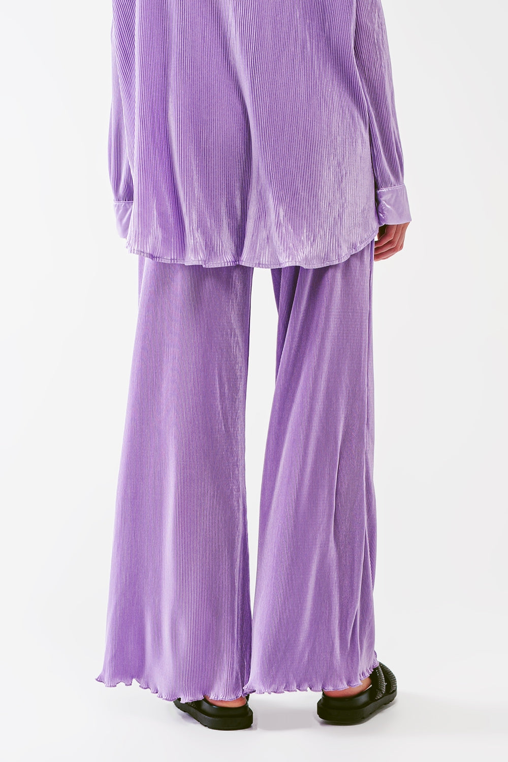 Pantalones anchos plisados de satén en lila Q2