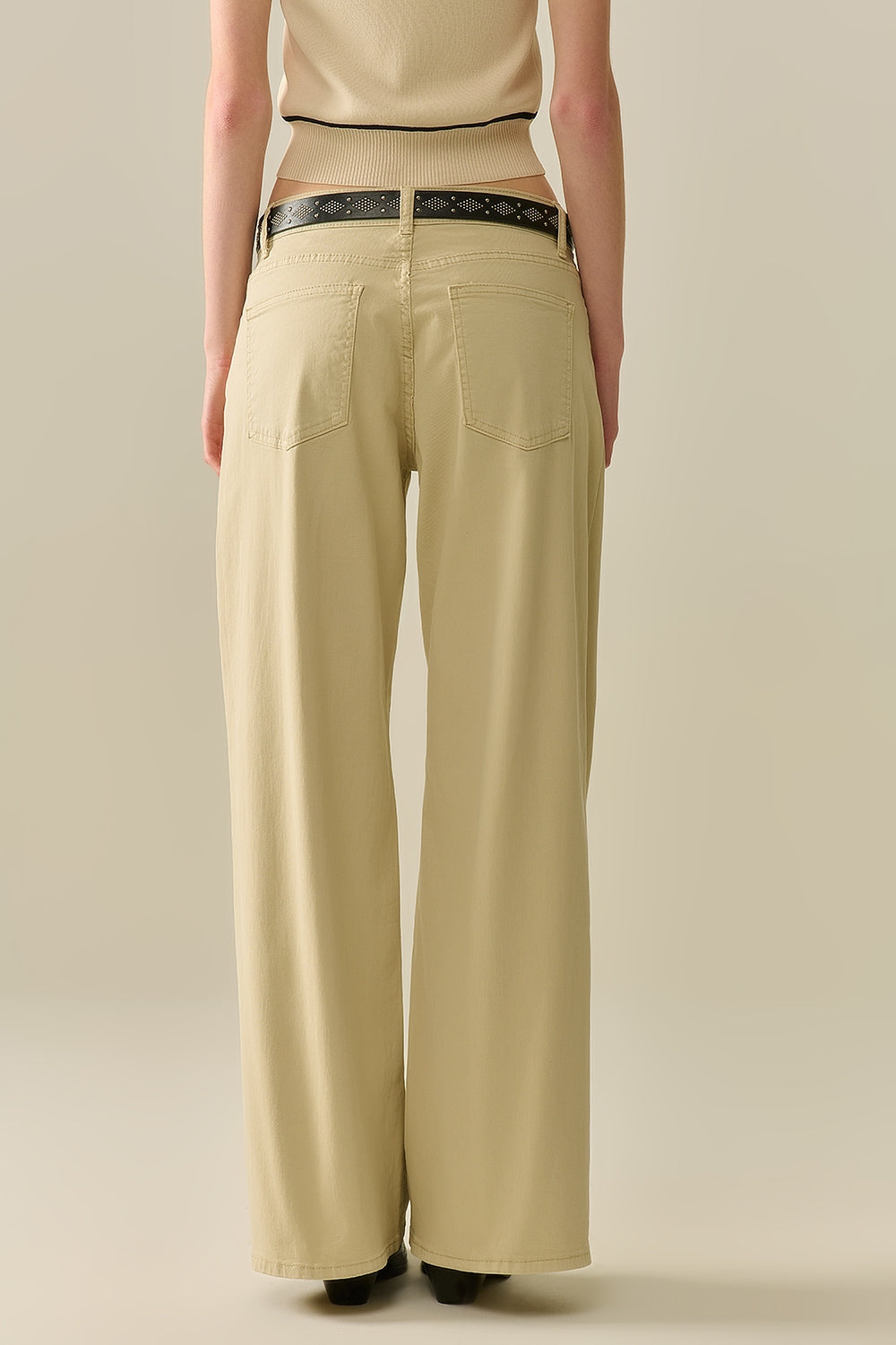 Pantalones beige de pierna ancha y corte recto Q2