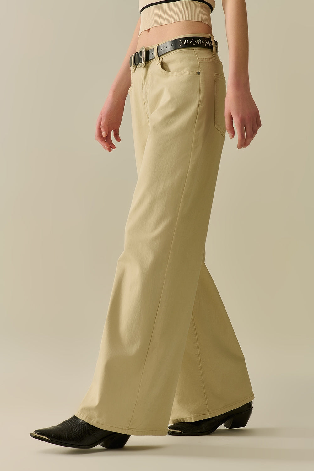 Pantalones beige de pierna ancha y corte recto Q2