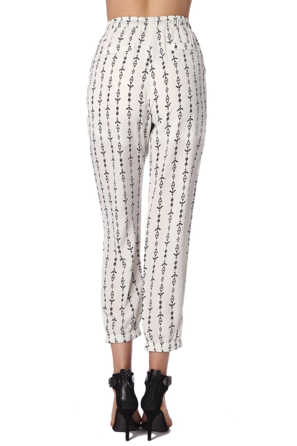 Pantalones crema con estampado azteca en contraste Q2