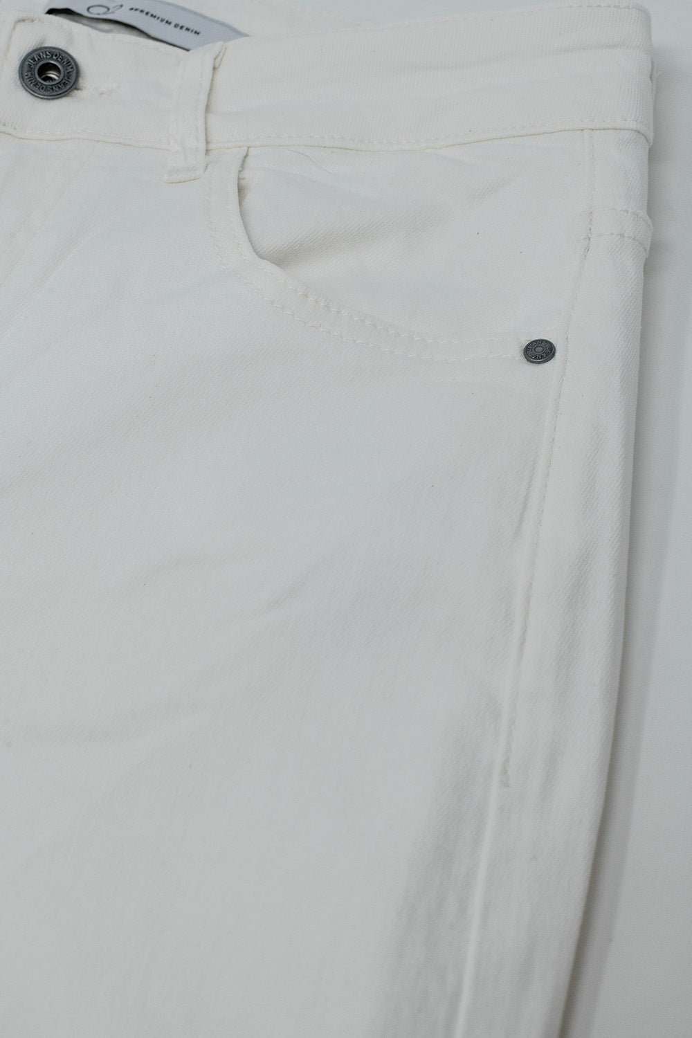 Pantalones blancos de pierna ancha y tiro alto Q2