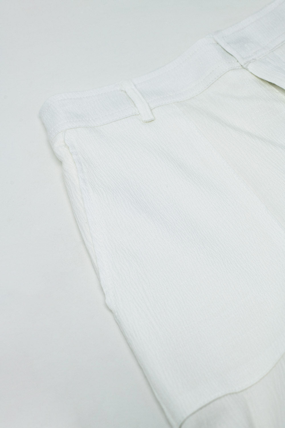Pantalones blancos de raso con bolsillos laterales y aros para el cinturón Q2