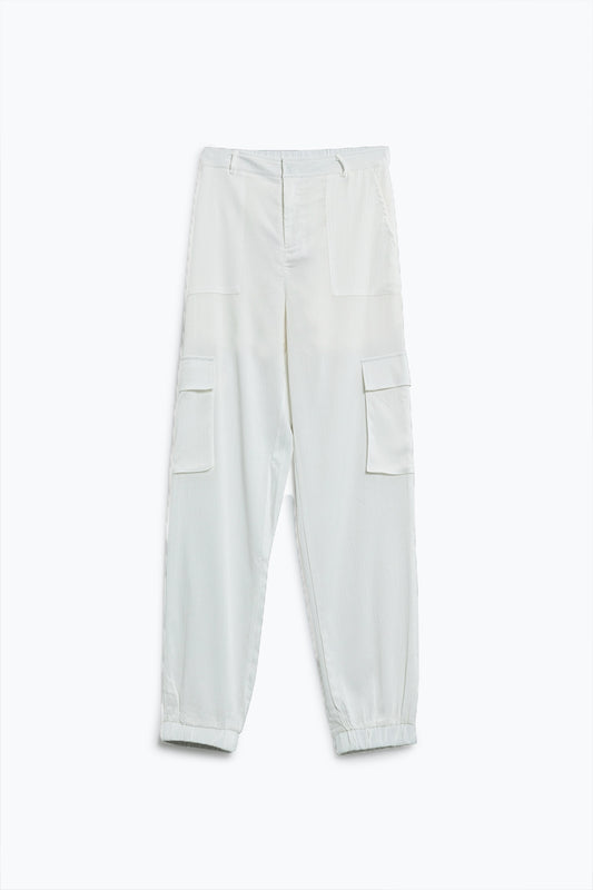Q2 Pantalones blancos de raso con bolsillos laterales y aros para el cinturón