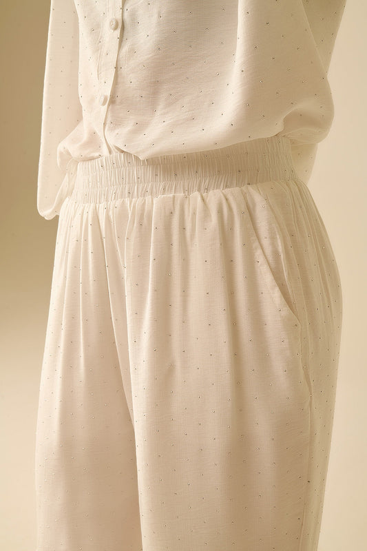 Pantalones blancos ligeros de camal ancho con detalles de strass Q2