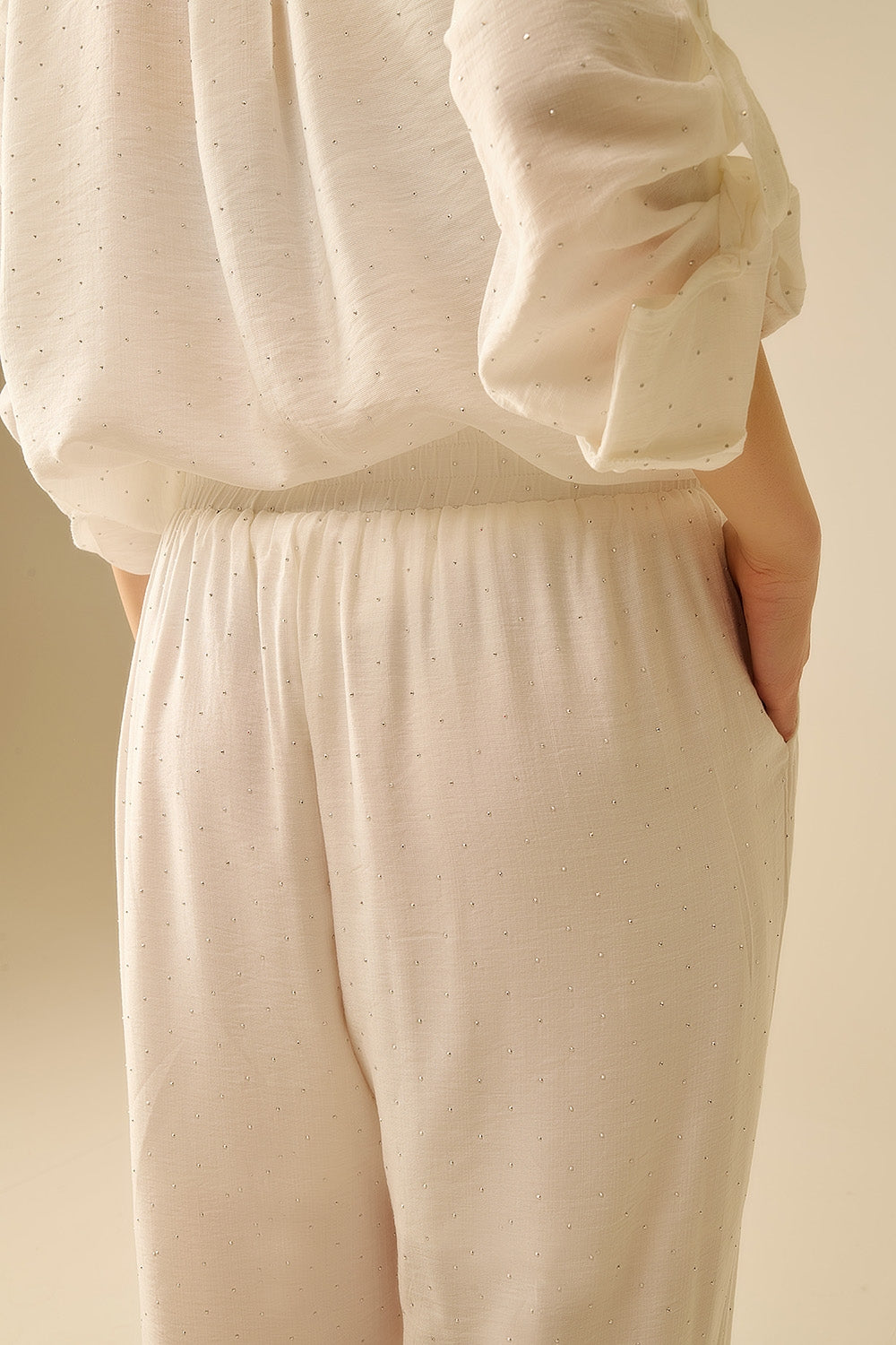 Pantalones blancos ligeros de camal ancho con detalles de strass Q2