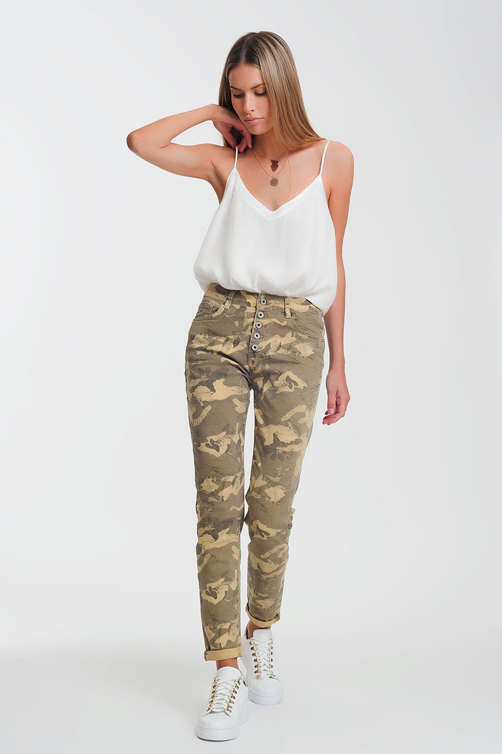 Pantalones boyfriend con estampado de camuflaje Q2