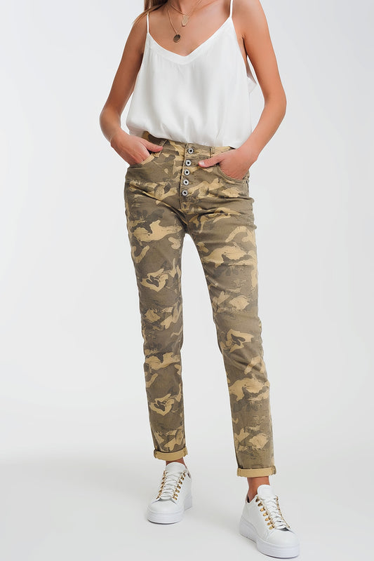 Q2 Pantalones boyfriend con estampado de camuflaje