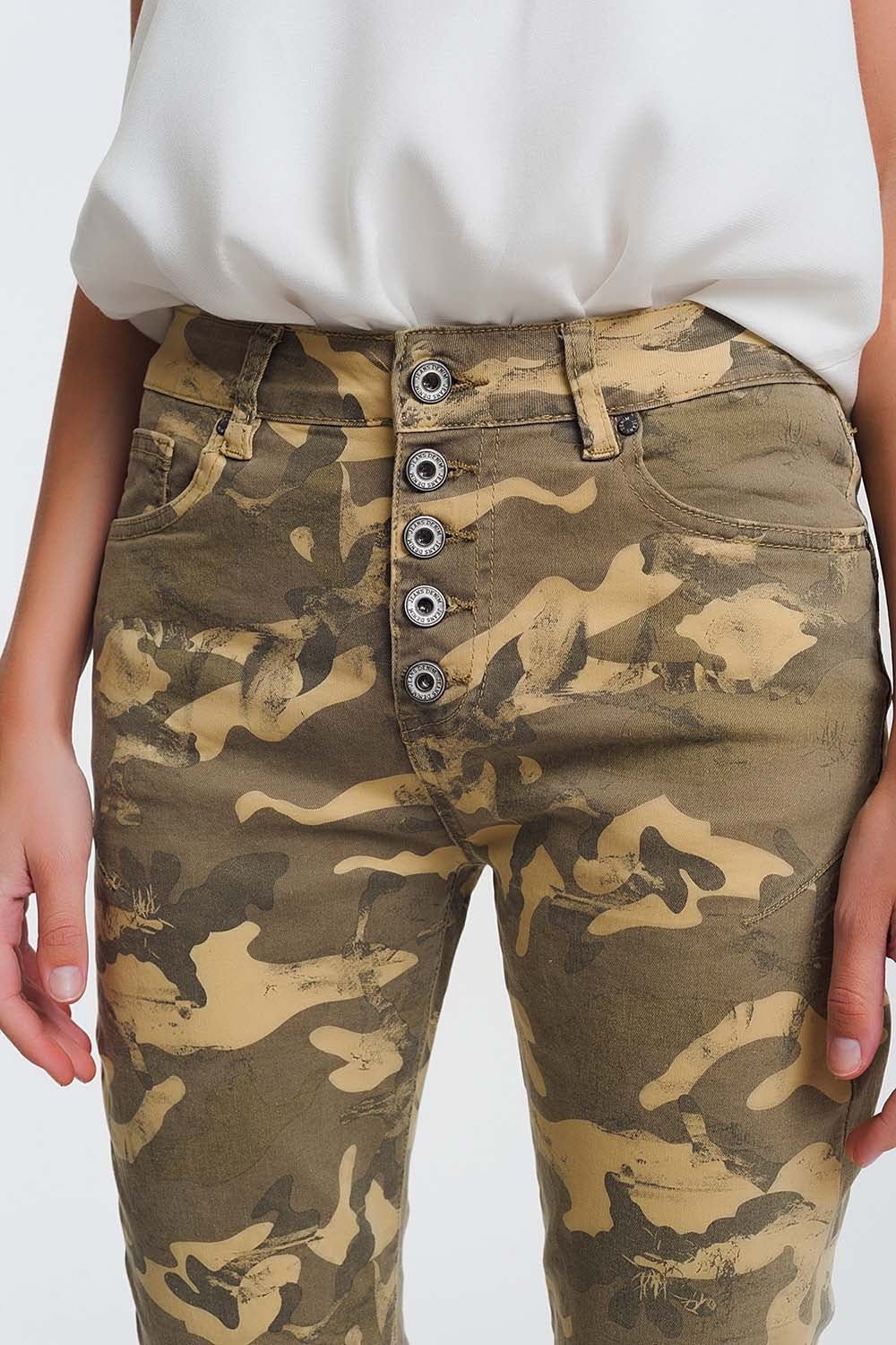 Pantalones boyfriend con estampado de camuflaje Q2