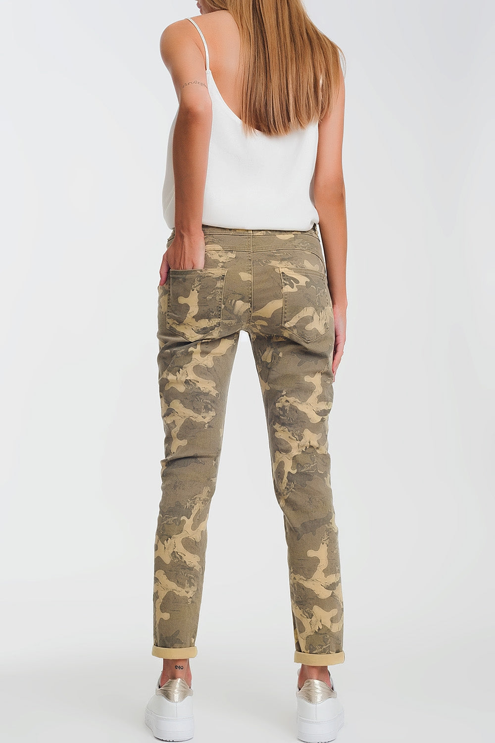 Pantalones boyfriend con estampado de camuflaje Q2