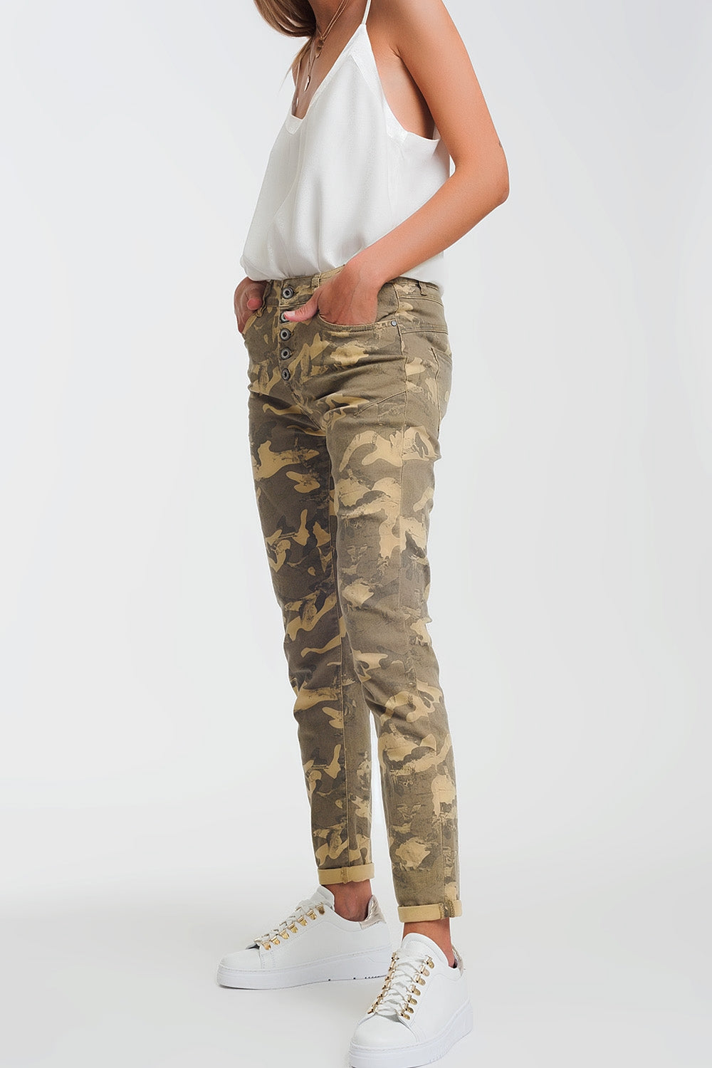 Pantalones boyfriend con estampado de camuflaje Q2
