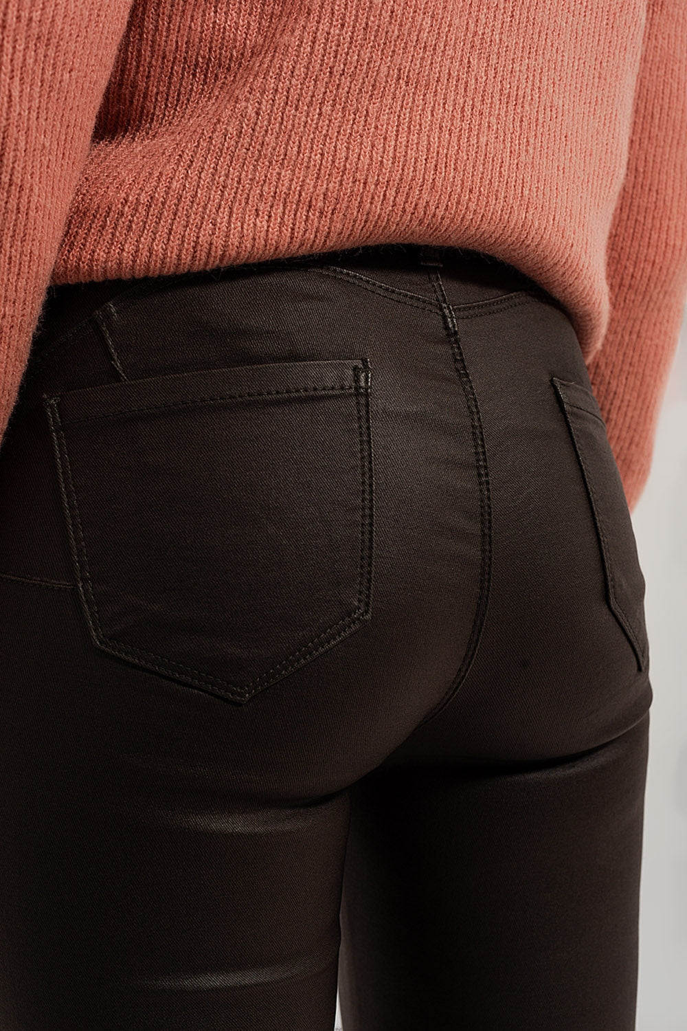 Pantalones caqui con bajos abiertos con cremallera de cuero sintético Q2