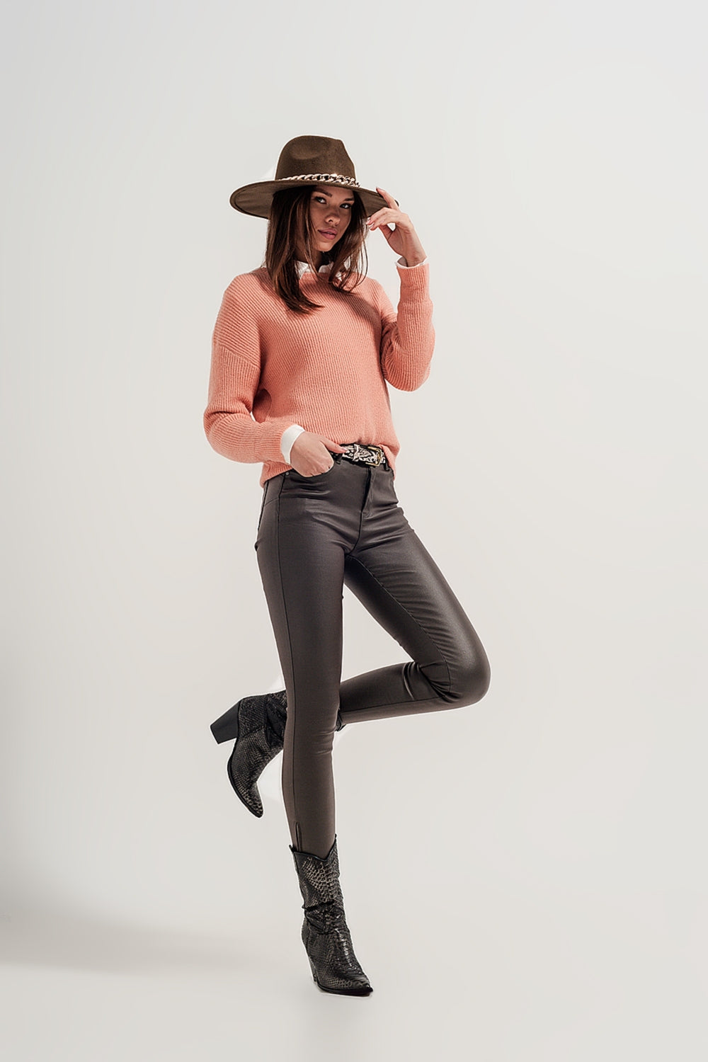 Pantalones caqui con bajos abiertos con cremallera de cuero sintético Q2