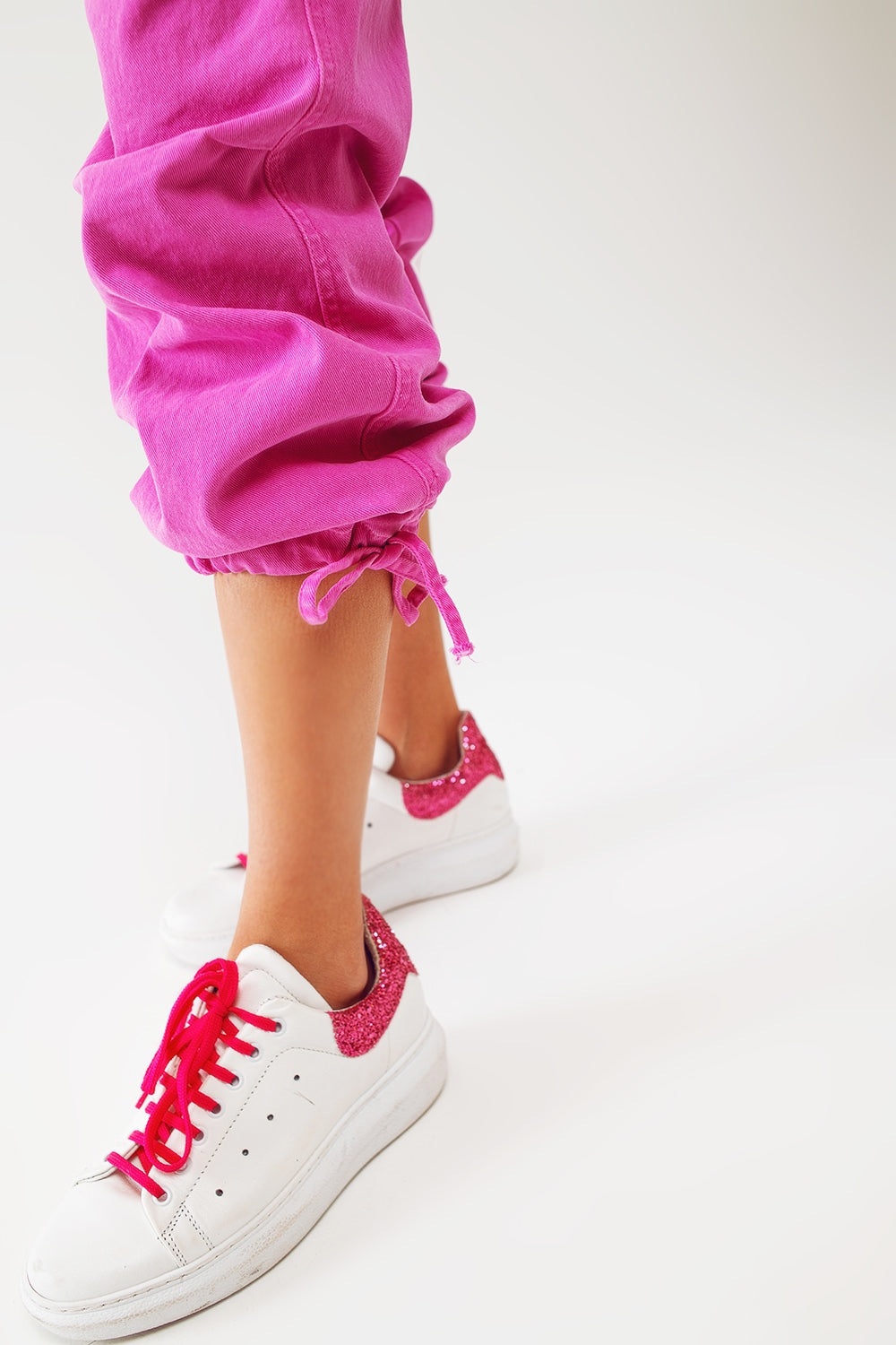 Pantalones cargo con extremos de borla en fucsia Q2