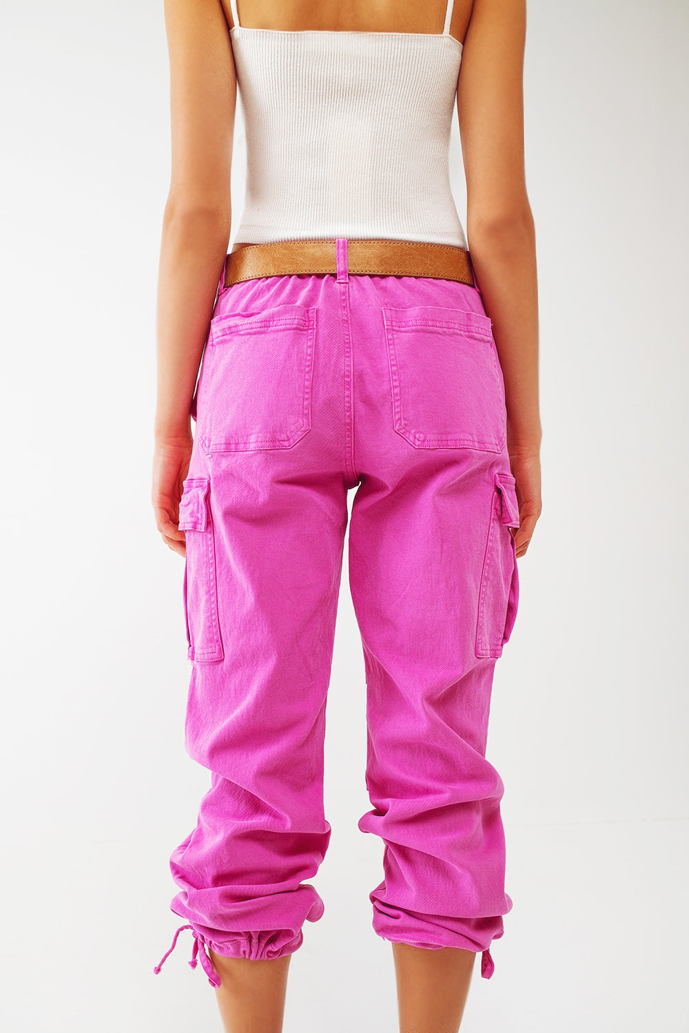 Pantalones cargo con extremos de borla en fucsia Q2