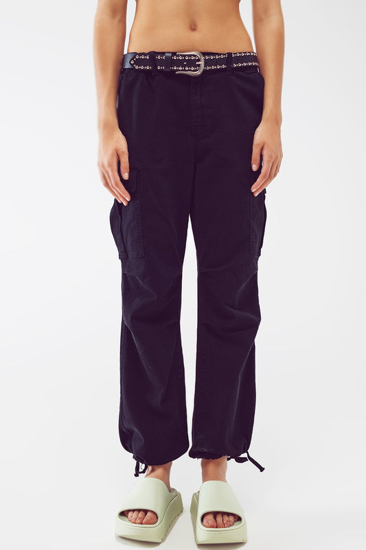 Q2 Pantalones cargo con extremos de borla en negro