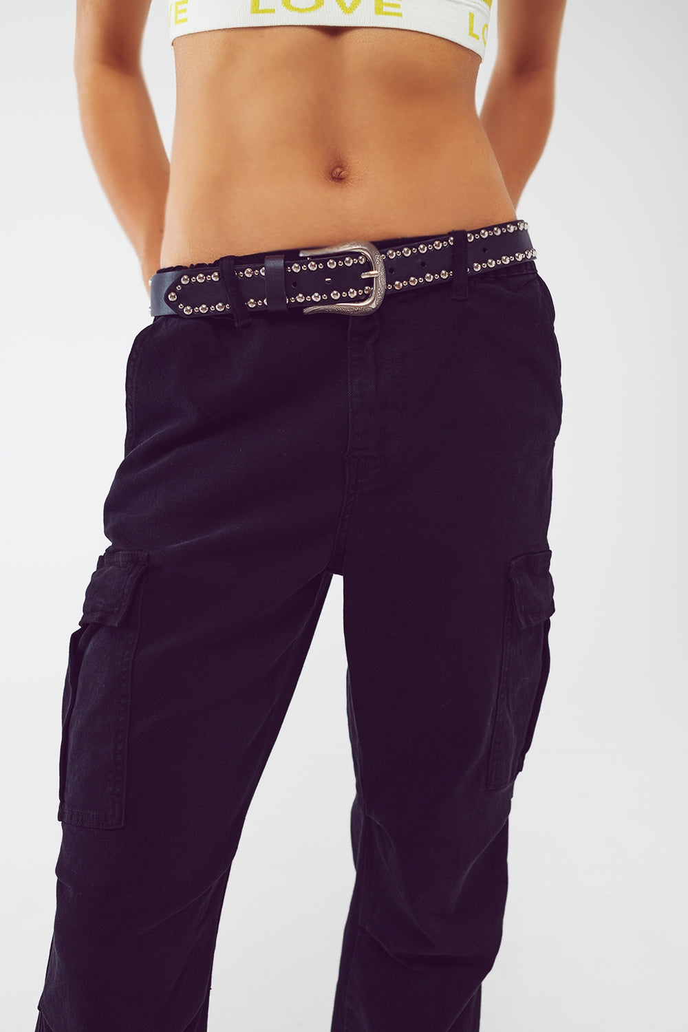 Pantalones cargo con extremos de borla en negro Q2