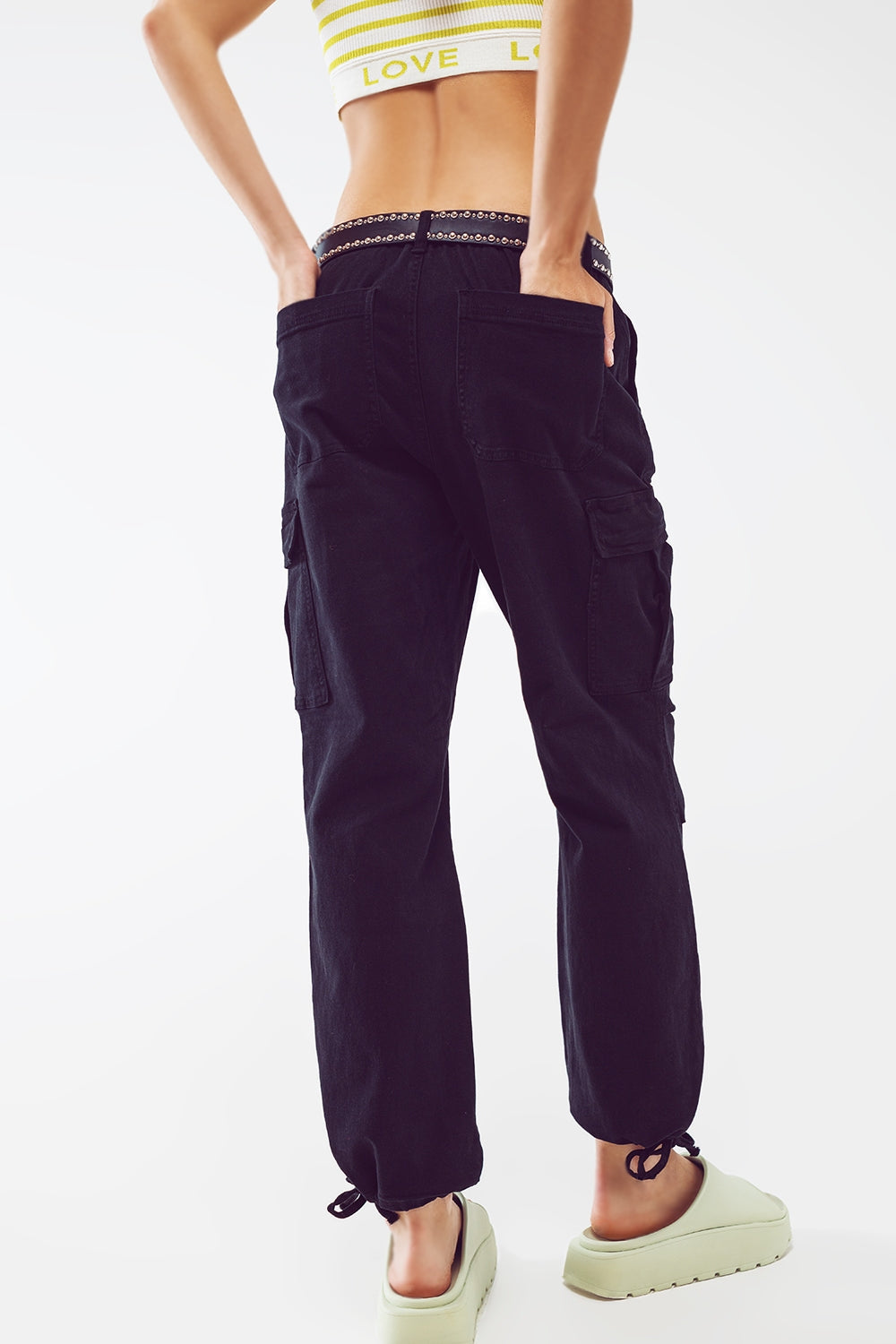 Pantalones cargo con extremos de borla en negro Q2
